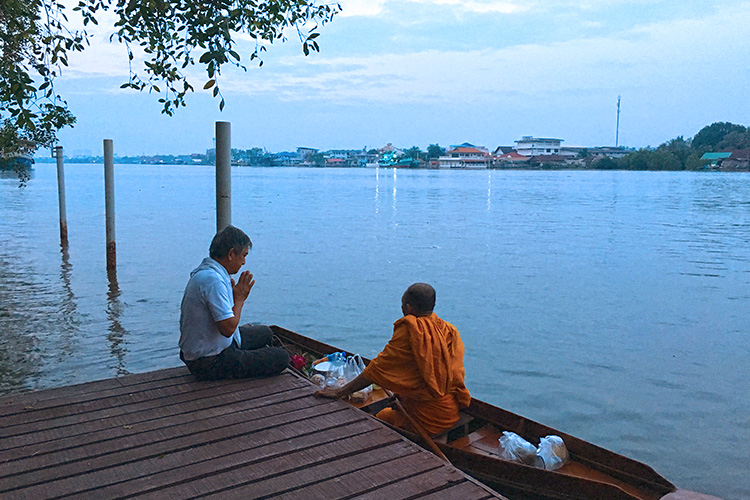 ตักบาตรริมน้ำ บ้านศิริพร รีสอร์ท สมุทรสงคราม อัมพวา