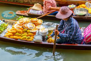 ตลาดน้ำอัมพวา (Amphawa floating market)