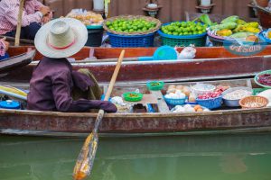 ตลาดน้ำอัมพวา (Amphawa floating market)