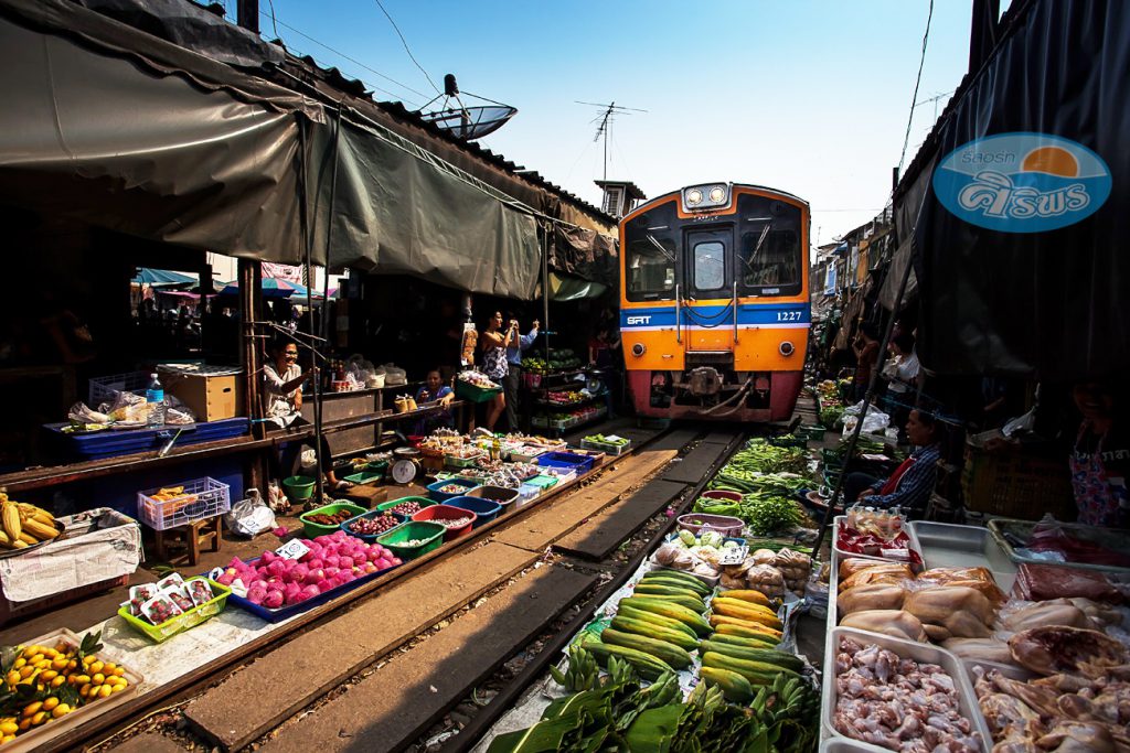 ตลาดร่มหุบ (Maeklong Railway Market)