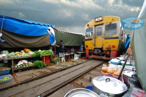 ตลาดร่มหุบ (Maeklong Railway Market)