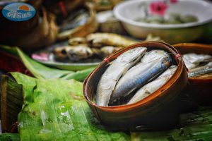 ตลาดร่มหุบ (Maeklong Railway Market)